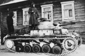 Un Pz. II camuflado con pintura blanca durante los combates invernales en Rusia.