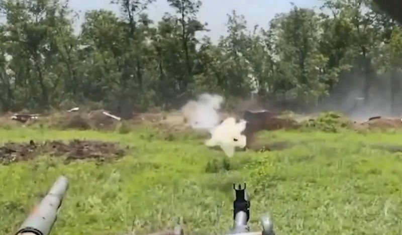 Archivo:Rpg-7 vs t-64bv.jpg