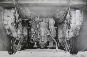 Compartimento de la transmisión de un KV-1 Mod. 1941 visto desde adelante. Aquí podemos ver muy bien los embragues de dirección, situados entre la caja de transmisión central y los engranajes reductores finales anclados al casco.