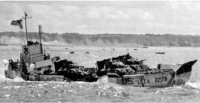 La lancha de desembarco de tanques blindada LCT(A) 2273 transportando 2 tanques medios M4 con sendos tráilers de munición M8 y 1 M4 Dozer a la playa Omaha el 6 de junio de 1944, todos ellos provistos de equipo de vadeo profundo. Compañía A del 743.er Batallón de Tanques.