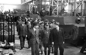 El Dr. Erwin Aders (derecha) recorriendo las instalaciones de Henschel con oficiales de alto rango del Ejército Alemán el 5 de septiembre de 1942.