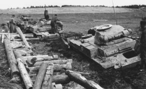 Ingenieros intentando recuperar in Pz.II Ausf. F se había atascado en el barro utilizando un segundo Pz.II y un PzBefWg 38(t). Se colocaban vigas pesadas bajo las orugas para mejorar el agarre.