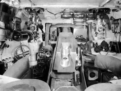 Parte delantera del interior de la torreta de un KV-1 Mod. 1941. A la izquierda de la recámara del cañón podemos ver la mira telescópica de colocación directa del artillero y la mira panorámica en el techo. El comandante, a la derecha, tenía el visor periscópico PTK. También podemos ver munición de reserva para la ametralladora coaxial (a la derecha del cañón) y varios visores fijos indirectos en los laterales de la torre.