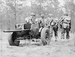 Remolcado manual de un cañón M3 durante un entrenamiento en Fort Benning, Georgia, 1942.