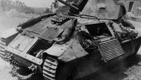 En esta imagen del FCM 36 número 30042 del 4.º Batallón de Carros de Combate, abandonado durante los combates en Voncq, durante la Batalla de Francia de 1940, podemos ver abiertas varias rejillas de ventilación y trampillas de acceso a la transmisión.