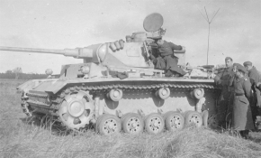 Un carro de mando PzBefWg III Ausf. K armado con el cañón 5 cm KwK 39 L/60, pero sin la ametralladora del casco para crear más espacio destinado a equipos de radio.