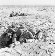Infantería australiana posicionada en las afueras de Tobruk.