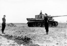 Wilhelm Knauth recibiendo la Cruz de Caballero en frente a un carro pesado Tiger I, 17 de noviembre de 1943.