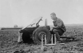 Un cañón wz.36 Bofors con su munición en manos del Ejército Alemán.