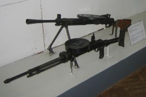 Machine gun DP and DT.jpg