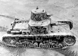 Uno de los primeros Carro Armato M11/39 producidos, en los exteriores de la fábrica de Ansaldo-Fossati.