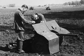 En servicio alemán este modelo de cañón fue designado 3,7 cm PaK 36(p).