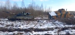 Un tanque T-80 sacando de una situación complicada a un Kirpi. Febrero de 2024.[9]