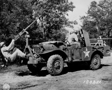 Algunos M6 Fargo fueron armados con una ametralladora pesada M2 Browning en el frontal.