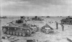 Restos de la batalla de Sidi Rezegh, con varios Panzer III germanos destruidos.