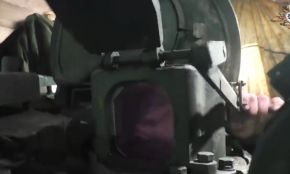 Cubierta blindada con apertura manual en la mira 1PN-96MT de un T-72B modernizado.[1]