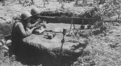 Un equipo antitanque soviético con un fusil PTRD y granadas anticarro RPG-40, entre otras armas.