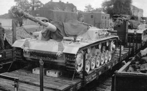 Varios StuG Ausf. F nuevos, equipados con el cañón 7,5 cm StuK 40 L/48, cargados en vagones de ferrocarril para su transporte hacia el Este en la segunda mitad de 1942.