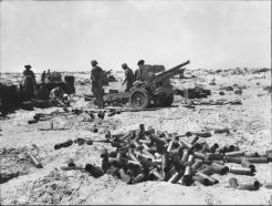 Cañones QF 25-pdr de la Royal Australian Artillery en acción en el sector costero cerca de El Alamein, Egipto. Julio de 1942.