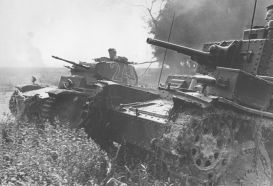 Un Panzer II y un Panzer 38(t) de la 7.ª División Panzer durante la Batalla de Arrás, en Francia.