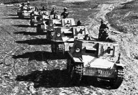 Una columna de Semoventi da 47/32 en Túnez, principios de 1943.