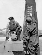Rudolf-Heinz Ruffer mirando sonriente junto a un técnico de mantenimiento las marcas de tanques soviéticos destruidos con su Hs 129.