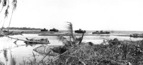 Tanques japoneses destruidos por cañones estadounidenses de 37 mm cerca de la desembocadura del río Matanikau, Guadalcanal.