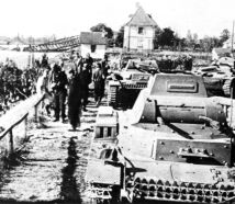 Al fondo, un Pz.II con blindaje añadido. En primer plano, un raro espécimen de Beobachtungsturm, con una cúpula de comandante especial para observadores de artillería.