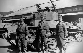 Prototipo de tanque ligero japonés Tipo 3 Ke-Ri con una ametralladora Tipo 97 en modo antiaéreo.