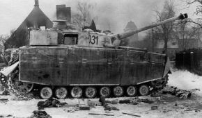 Un Panzer IV Ausf. J de la 24.PzDiv destruido en febrero de 1945 en Jedwabno, en el actual Voivodato de Cuyavia y Pomerania, Polonia.