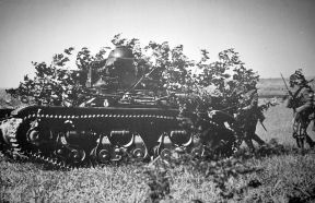 Un R35 con camuflaje vegetal seguido de infantería durante un ejercicio militar reaclizado cerca de Belgrado a principios de 1940.
