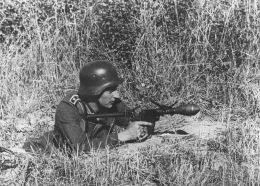 Soldado alemán con una Sturmpistole cargada con una Panzerwurfkörper 42 también en 1943.