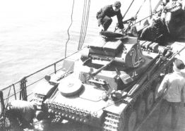 Un Pz.II Ausf. B enviado al Pz.Rgt.5 en el Norte de África. Cuenta con blindaje modernizado y con espacios de almacenamiento adicionales, además de haber sido modificado para climas tropicales (Tropen).