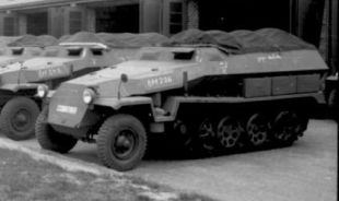 Bundesarchiv Bild 101I-811-2231-24, Deutschland, fabrikneue Schützenpanzer.jpg
