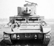 Vista frontal de un M3 Light Tank con su primera torreta, la D37182 (remachada).