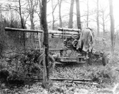 Un 8,5 cm FlaK M.39(r) abandonado por los alemanes e inspeccionado por estadounidenses en 1945.