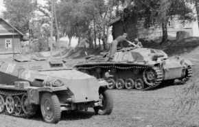 Un vehículo de mando y observación Sd.Kfz. 253 y un cañón de asalto StuG III Ausf. B del StuGAbt 201 antes de la Operación Barbarroja. En abril de 1941 esta unidad fue trasladada a la región de Varsovia para iniciar la operación a través de Bielorrusia con el Grupo de Ejércitos Centro.