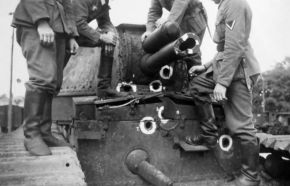 Impactos de proyectiles en la torreta de un Char 2C.