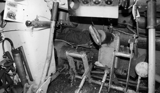 Archivo:T-34 driver position.jpg - WikiTanks