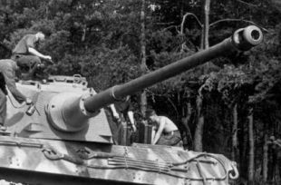 Bundesarchiv Bild 101I-721-0398-21A, Frankreich, Panzer VI (Tiger II, Königstiger)-cropped.jpg