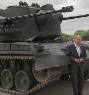 Olaf Scholz gepard 213424.jpg