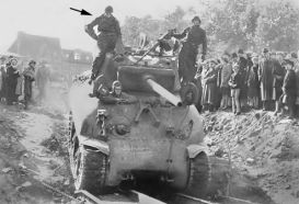 Lafayette G. Pool con su tanque Sherman de cañón largo en Lieja, Bélgica
