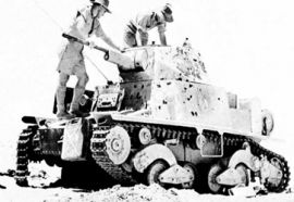Un L6/40 inspeccionado por tropas australianas en el Norte de África.