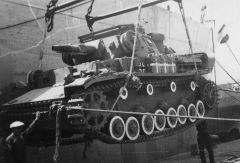 Un Panzer IV Ausf. E enviado al Afrika Korps. Los bidones marcados con cruces blancas para indicar que sólo son para portar agua.