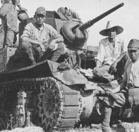 Soldados japoneses y un nativo filipino posan con un tanque ligero M3 capturado en 1942.
