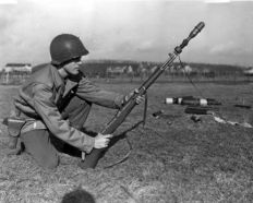 Soldado estadounidense entrenando el lanzamiento de una granada de fusil con el fusil M1 Garand equipado con el M7 Rifle Grenade Launcher.