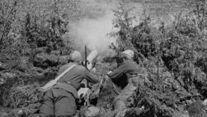 Disparando un lanzador de ampollas en el verano de 1942.