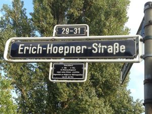 1024px-Straßenschild Erich-Hoepner-Straße 29–31, Düsseldorf-Golzheim.jpg