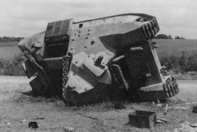 Un FCM 36 abandonado en el campo de batalla.