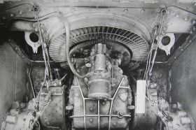 Compartimento de la transmisión de un KV-1 Mod. 1941 visto desde atrás. Aquí también podemos ver como estaba anclado el motor de arranque encima de la transmisión, para engranar su pequeño piñón con la corona del eje del motor.